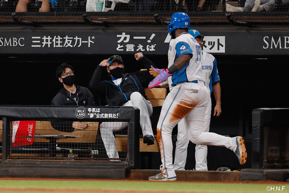 3回裏、生還したレイエス選手