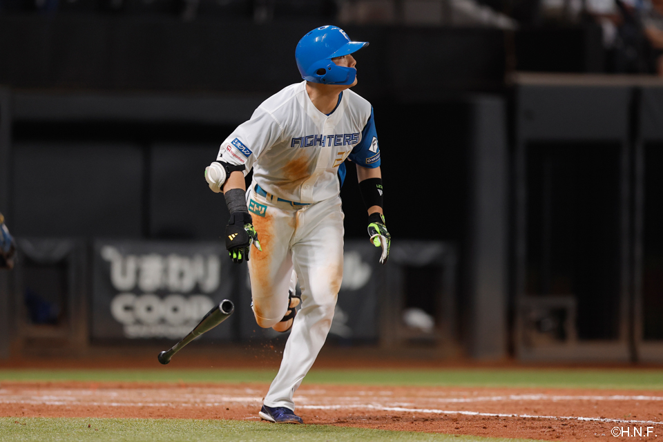 5回裏、センターへ適時二塁打を放つ清宮選手