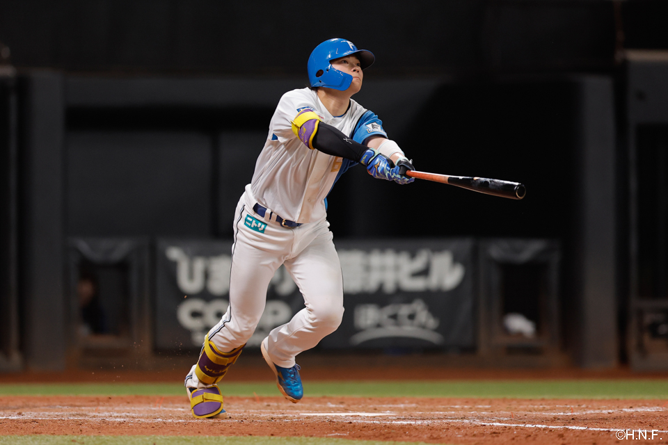 5回裏、2ランを放つ田宮選手01