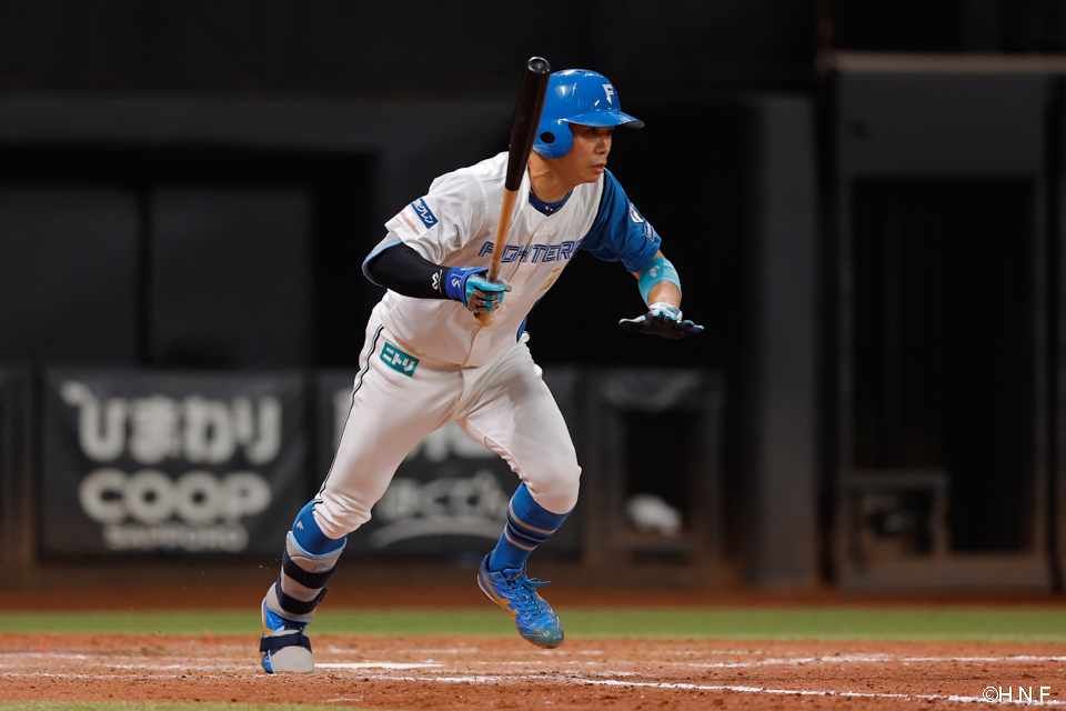 5回裏、ライトへヒットを放つ中島卓選手