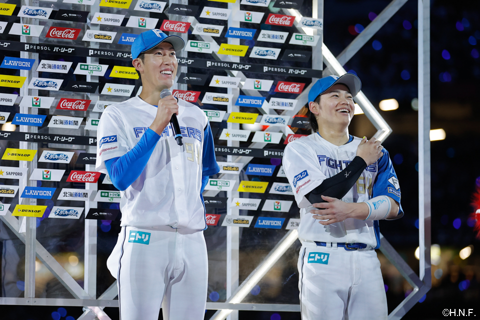 ヒーローの福島投手、田宮選手01