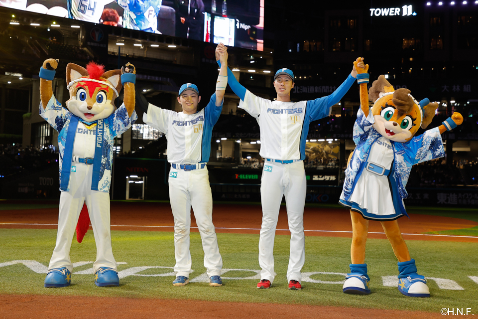 ヒーローの福島投手、田宮選手02