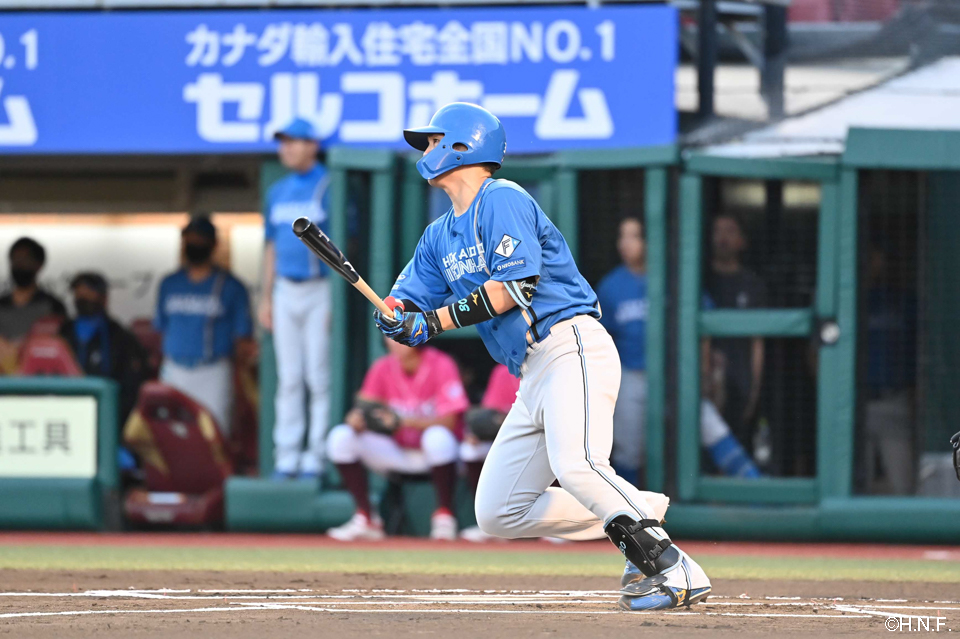 1回表、先制の適時二塁打を放つ郡司選手