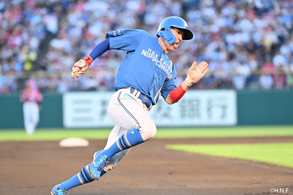 1回表、好走塁でホームに生還する五十幡選手