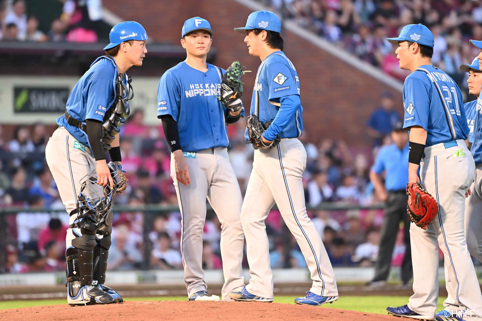 1回裏、北山投手とマウンドに集まる選手たち