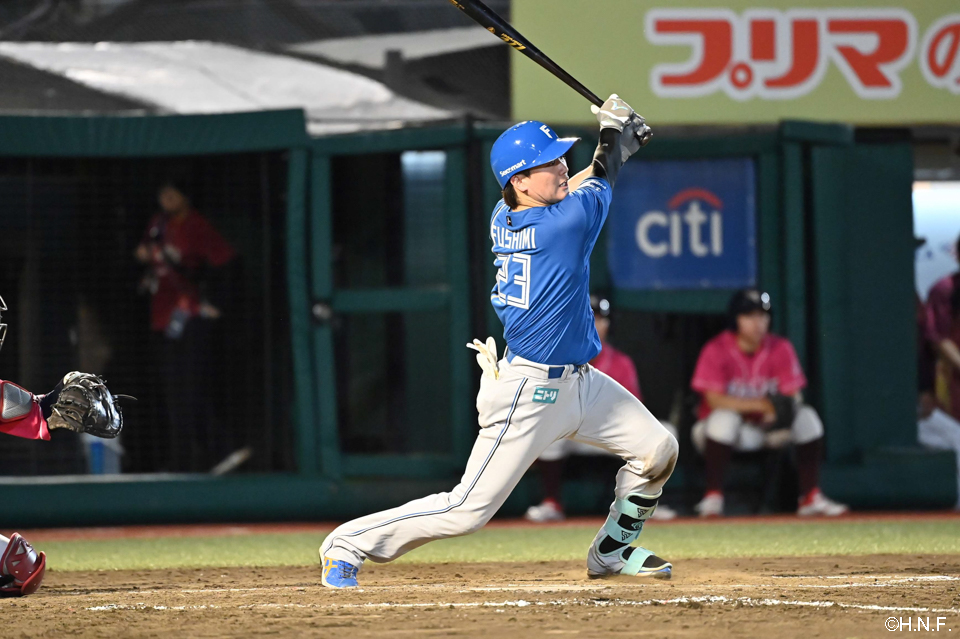 5回表、センターへヒットを放つ伏見選手