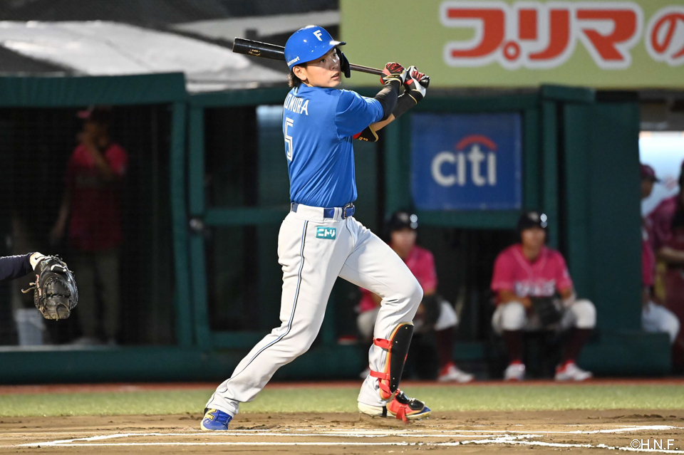 6回表、ライトへヒットを放つ野村選手