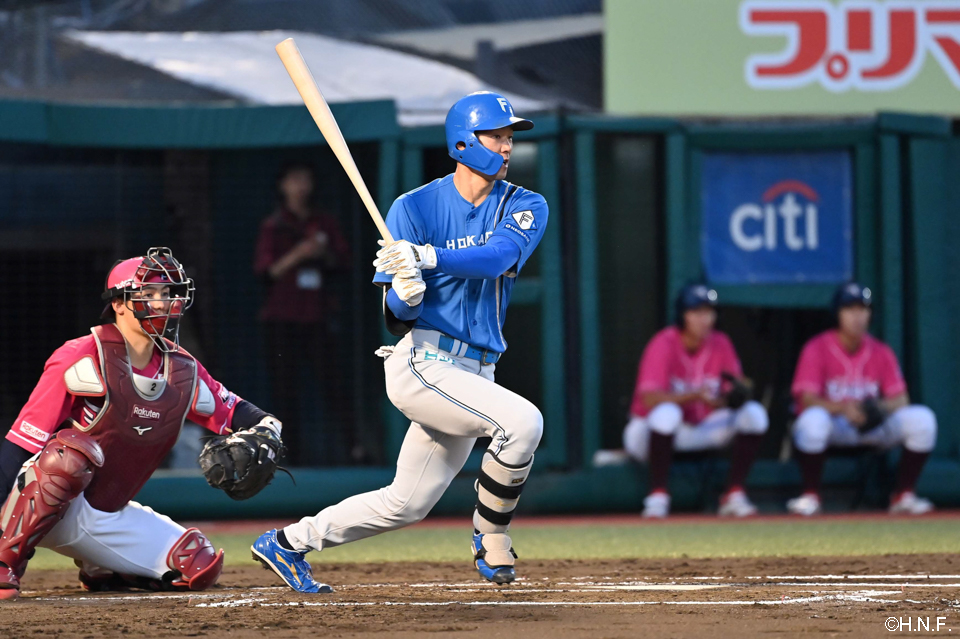 2回表、ライトへヒットを放つ石井選手