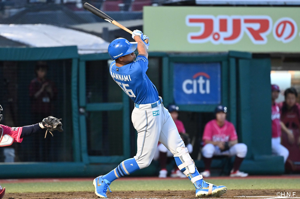 2回表、先制の2点適時二塁打を放つ万波選手01