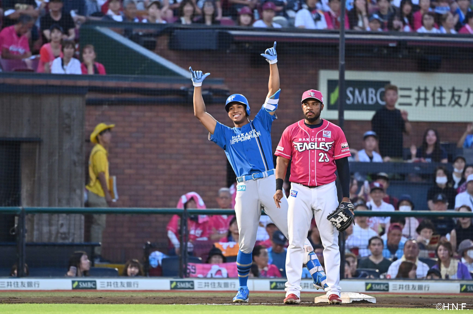 2回表、先制の2点適時二塁打を放つ万波選手02