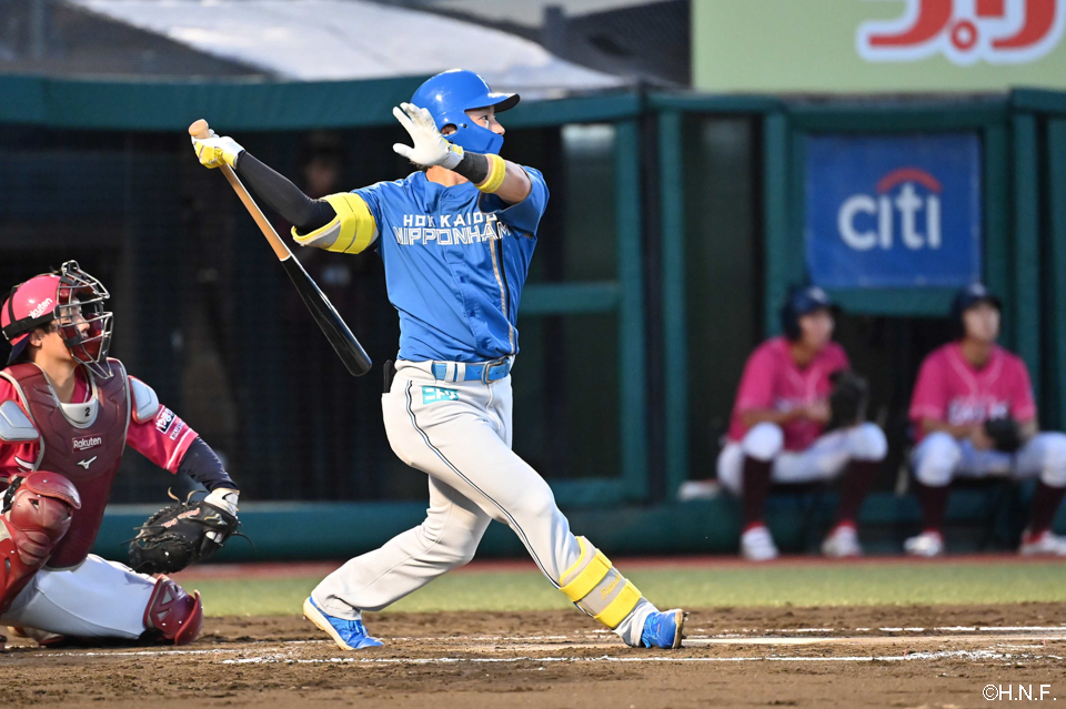 2回表、犠飛を放つ水野選手