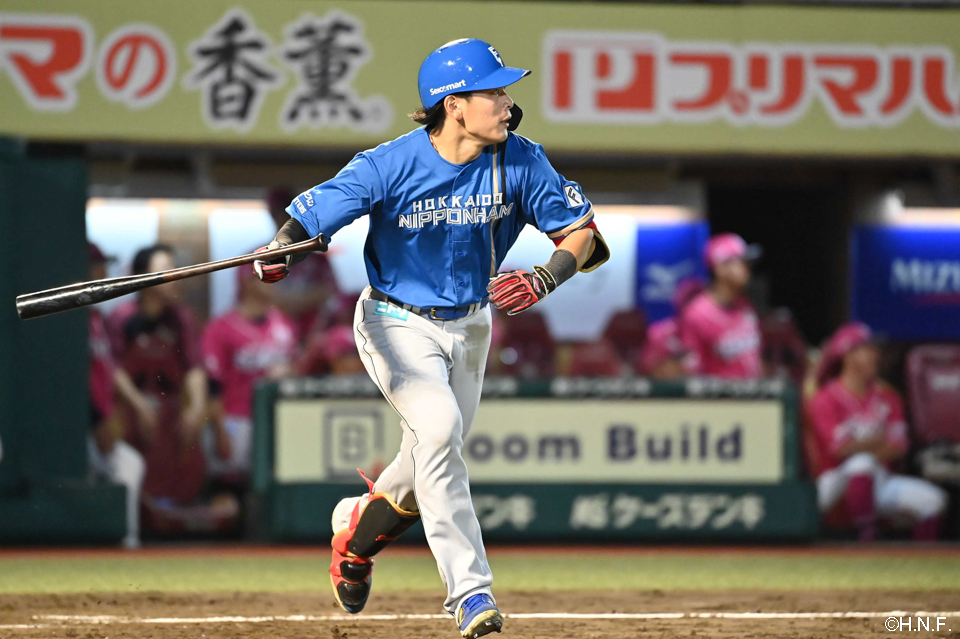 5回表、2点適時二塁打を放つ野村選手