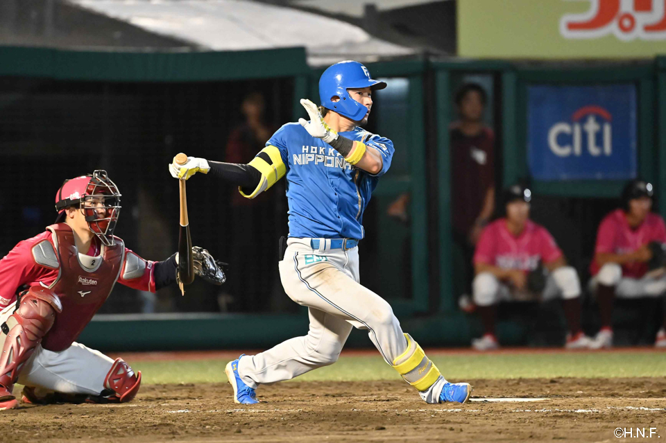 5回表、2点適時三塁打を放つ水野選手