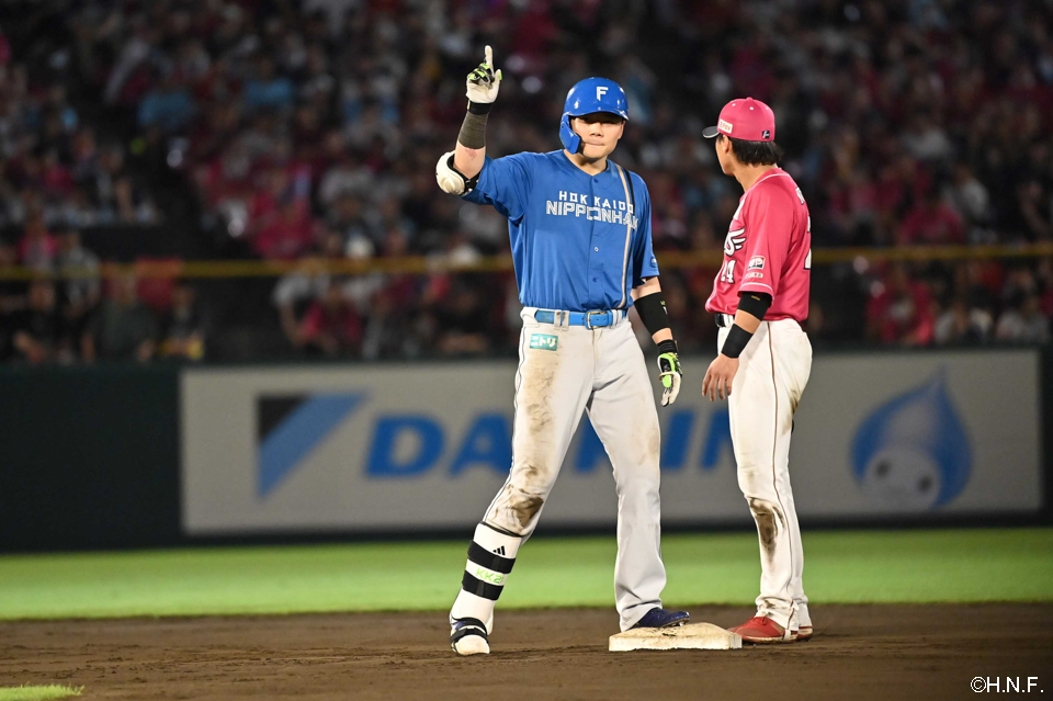 8回表、レフトへヒットを放った清宮選手