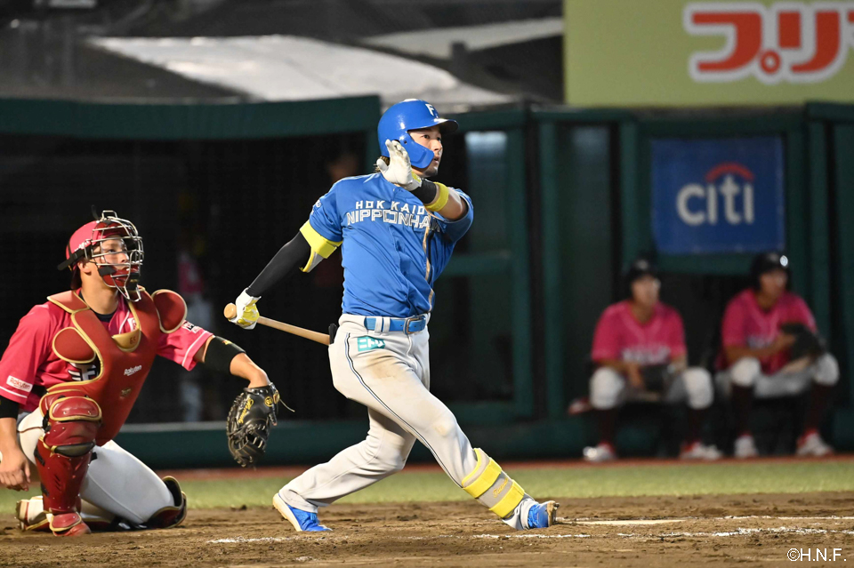 9回表、ライトへ本塁打を放つ水野選手01