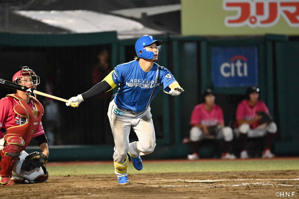 9回表、ライトへ本塁打を放つ水野選手02