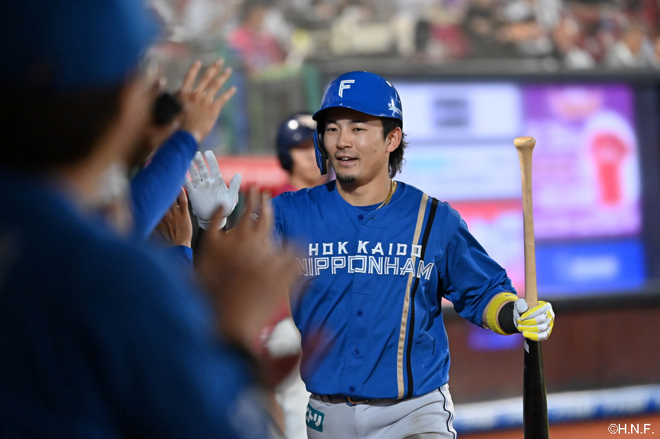 9回表、ライトへ本塁打を放つ水野選手03