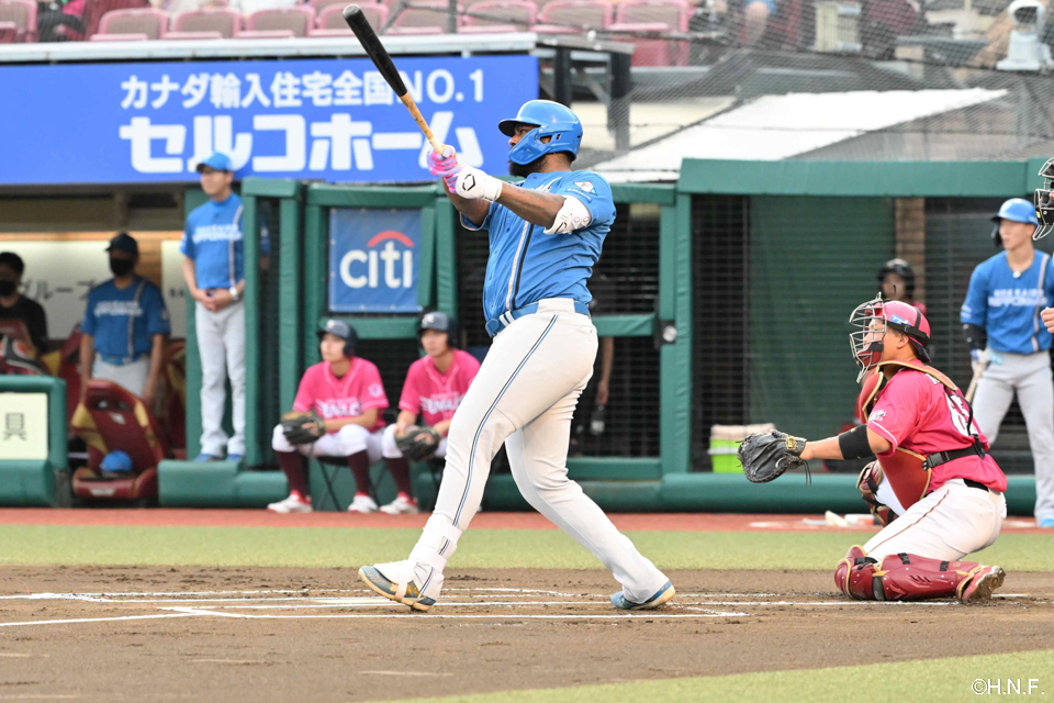 1回表、先制の適時二塁打を放つレイエス選手