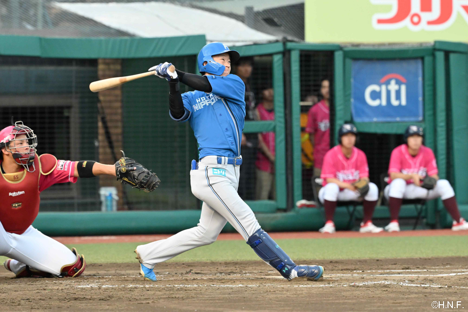 3回表、2点適時三塁打を放つ矢澤選手01