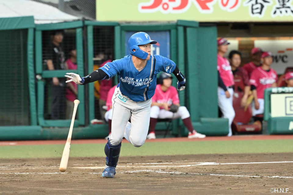 3回表、2点適時三塁打を放つ矢澤選手02