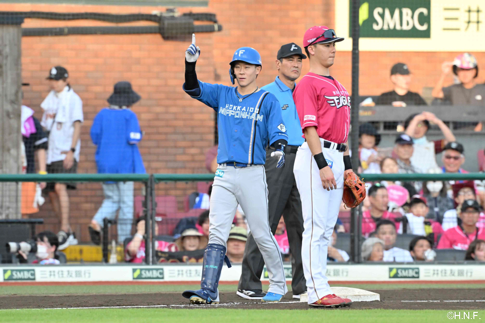 3回表、2点適時三塁打を放つ矢澤選手03