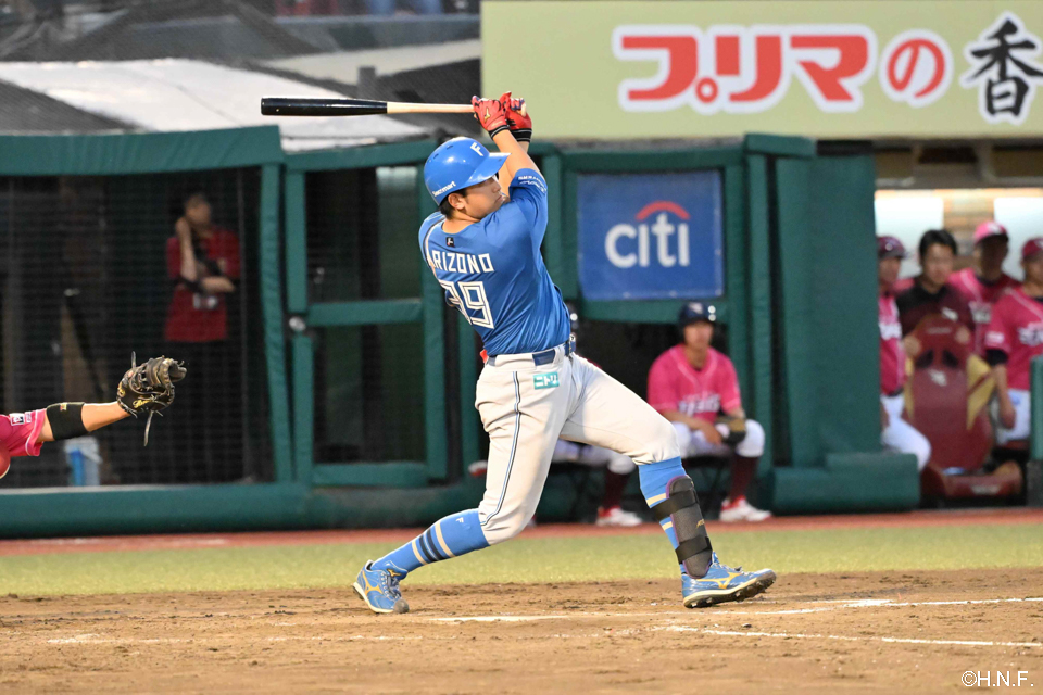 3回表、適時打を放つ有薗選手01