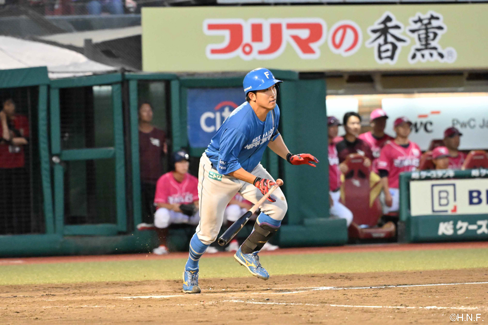 3回表、適時打を放つ有薗選手02