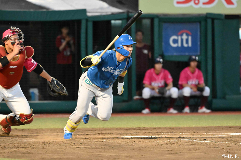 5回表、適時打を放つ水野選手