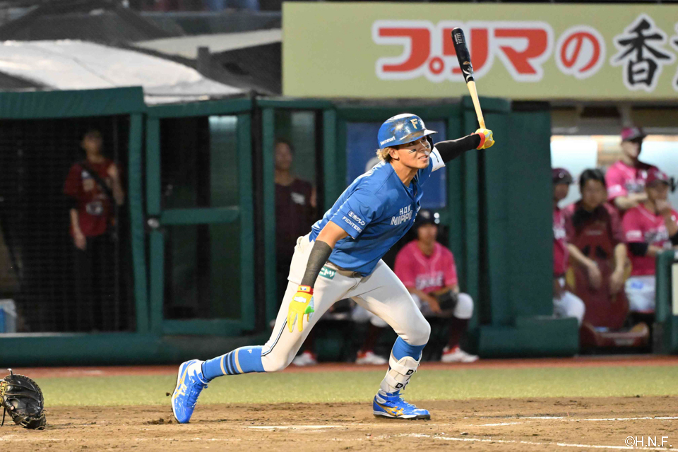 5回表、犠飛を放つ水谷選手