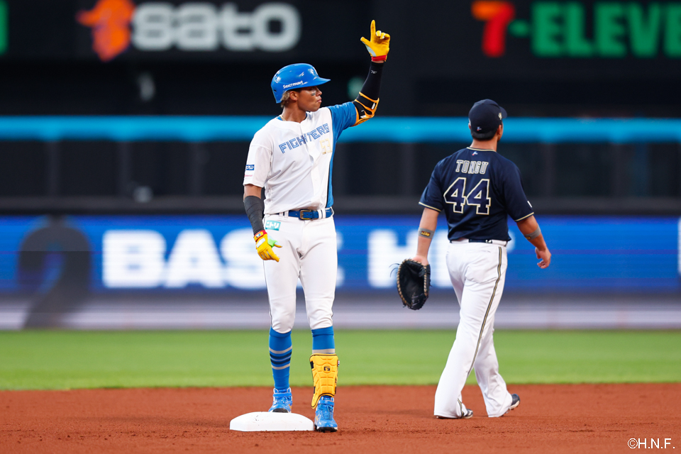 1回裏、レフトへ二塁打を放った水谷選手