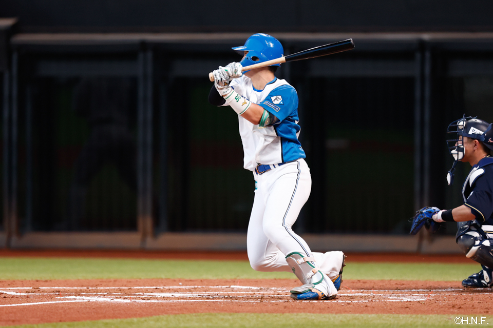 1回裏、先制の適時打を放つ郡司選手01