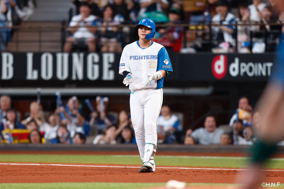 1回裏、先制の適時打を放つ郡司選手02