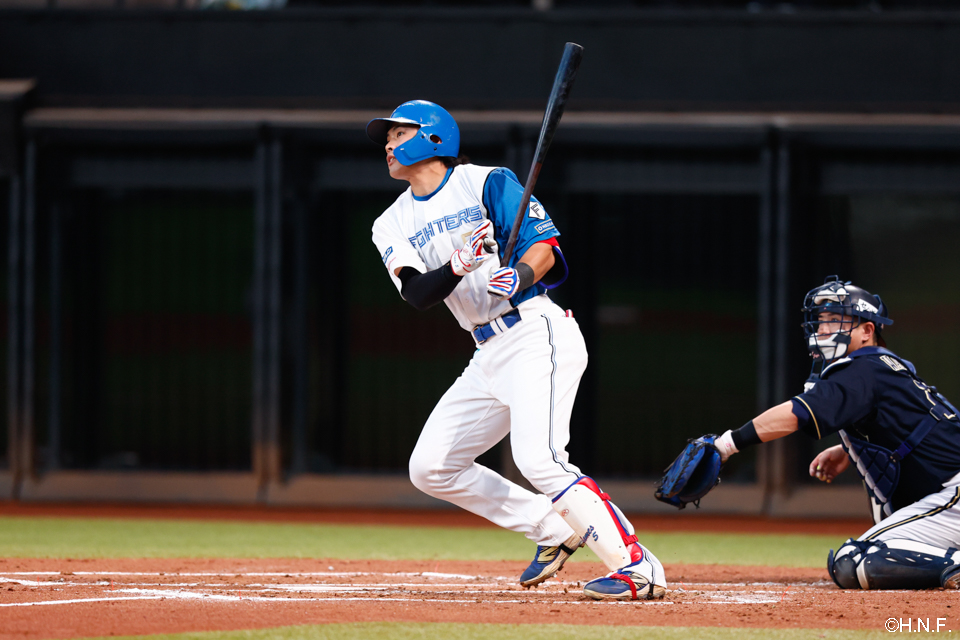 1回裏、レフトへ適時打を放つ野村選手01