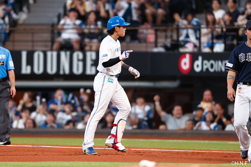 1回裏、レフトへ適時打を放つ野村選手02