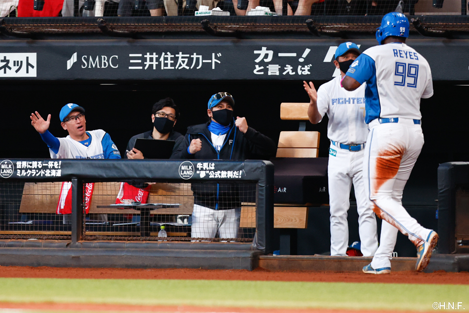 1回裏、生還したレイエス選手