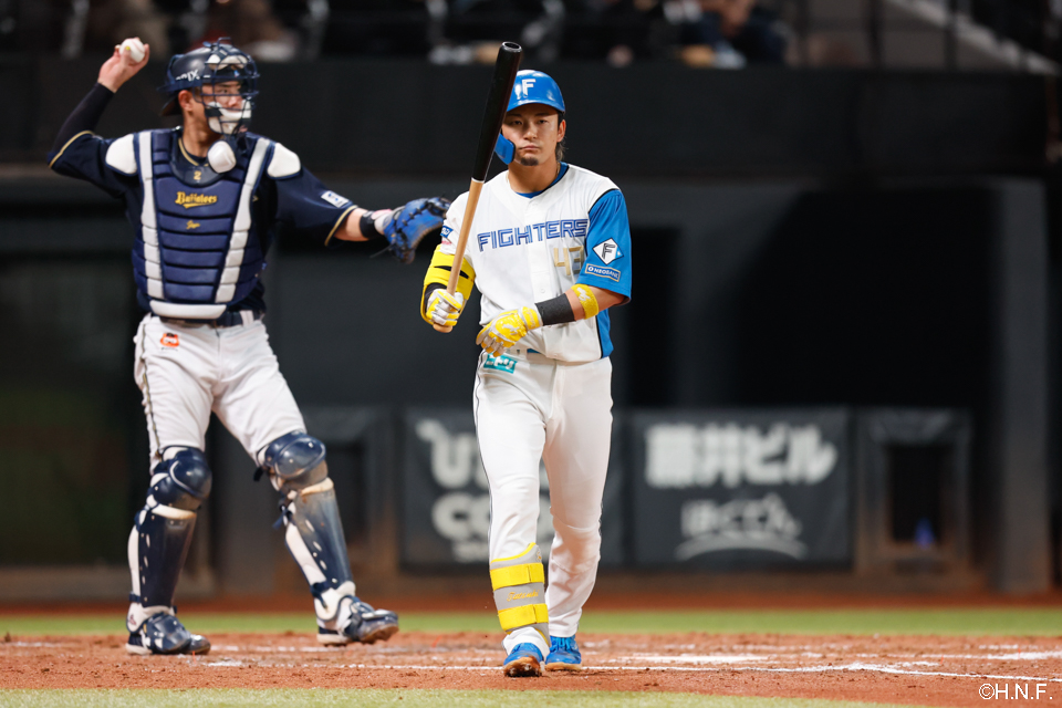 4回裏、四球で出塁する水野選手