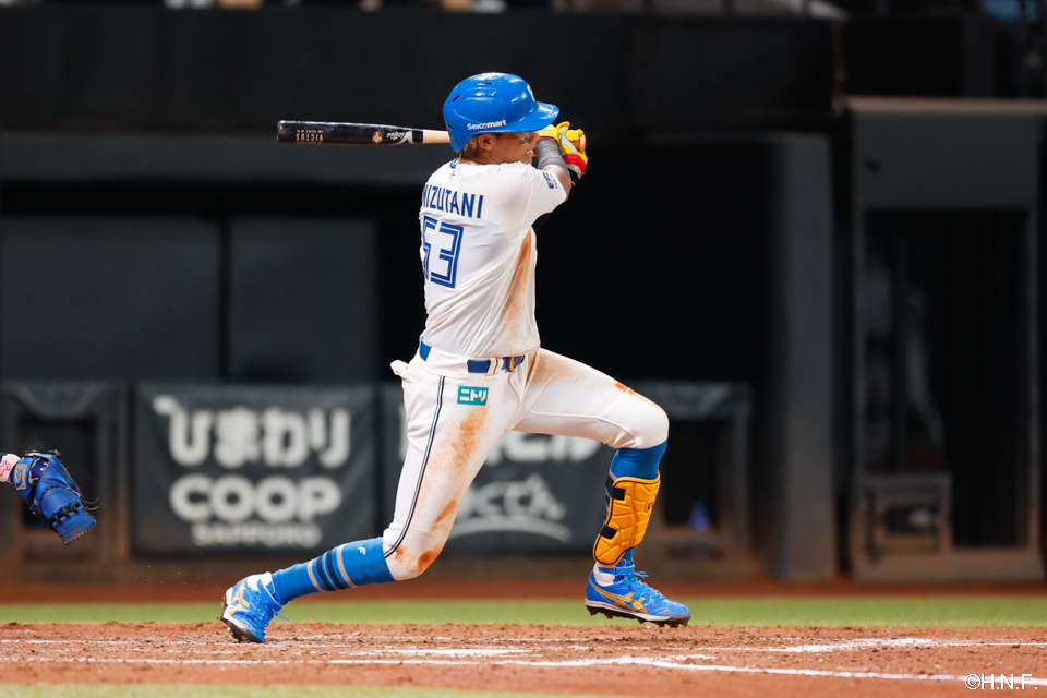 4回裏、レフトへ適時打を放つ水谷選手02