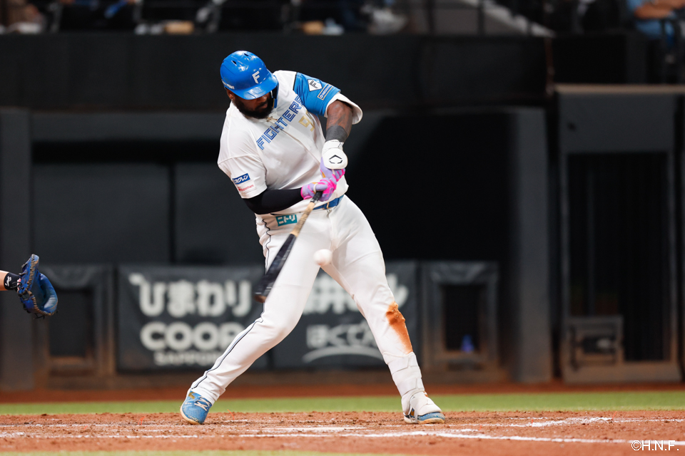 5回裏、ライトへヒットを放つレイエス選手01