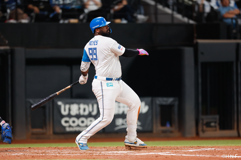 5回裏、ライトへヒットを放つレイエス選手02