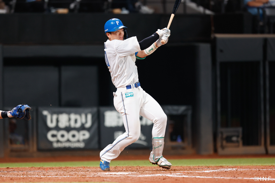 5回裏、センターへヒットを放つ郡司選手01