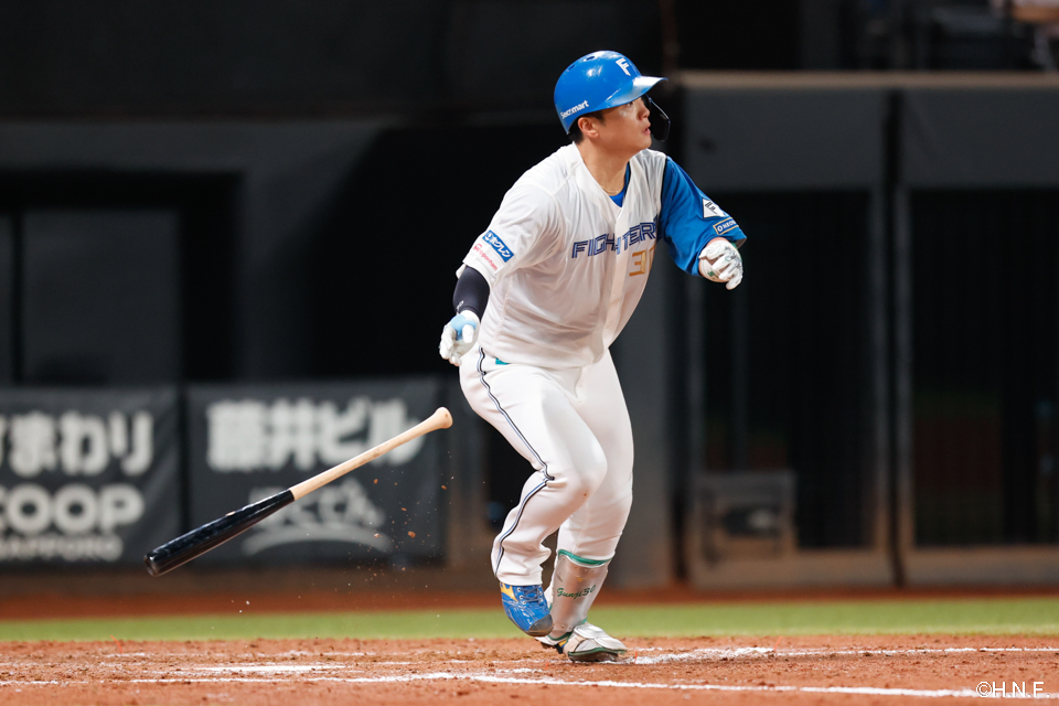 5回裏、センターへヒットを放つ郡司選手02