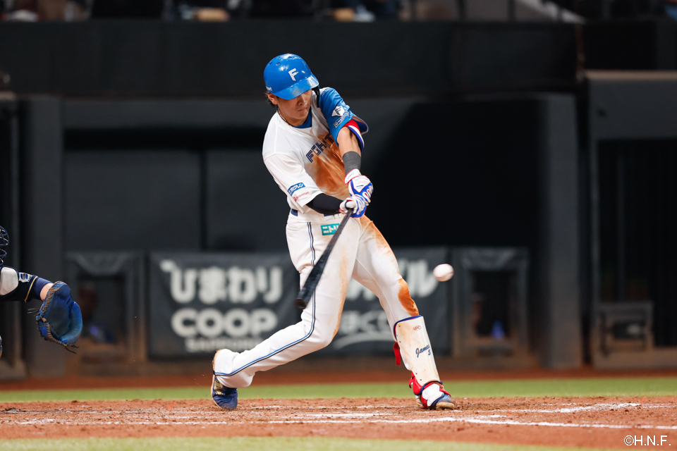 5回裏、レフトへヒットを放つ野村選手01