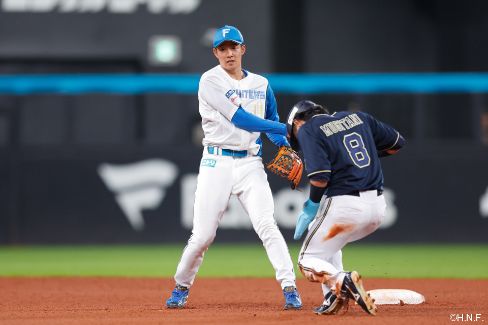 8回表、併殺を完成させる石井選手