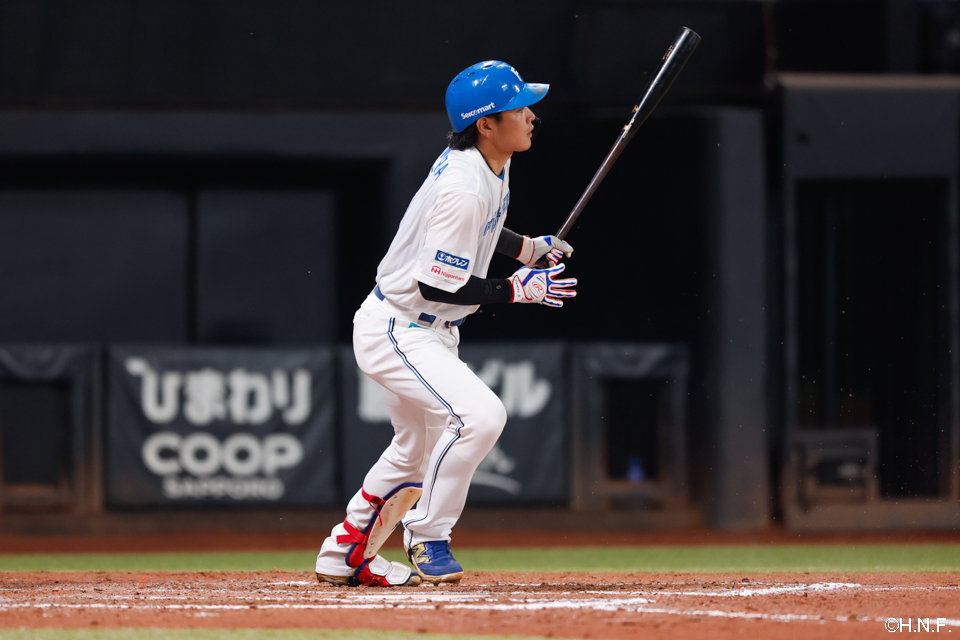 8回裏、レフトへヒットを放つ野村選手