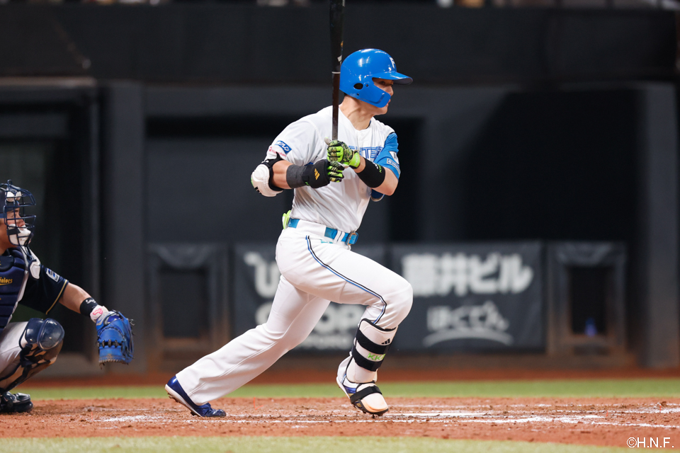 9回裏、ライトへヒットを放つ清宮選手