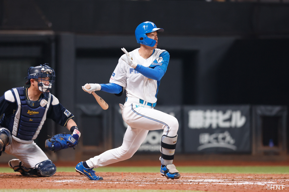 9回裏、ライトへヒットを放つ石井選手