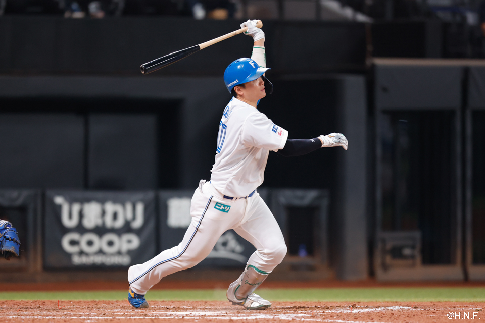 9回裏、内野安打を放つ郡司選手