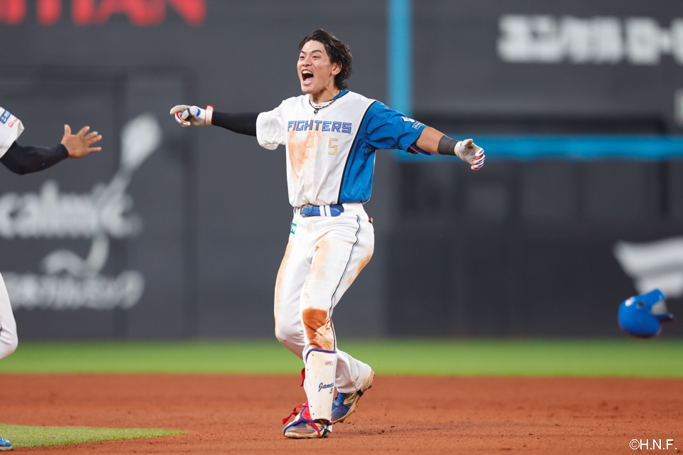 9回裏、サヨナラの適時二塁打を放つ野村選手02