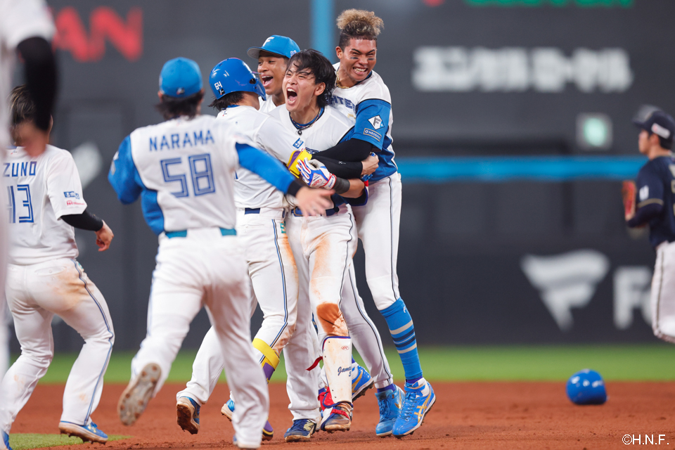 9回裏、サヨナラの適時二塁打を放つ野村選手03