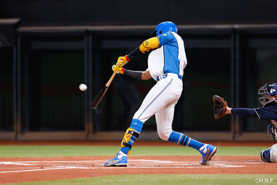 1回裏、先頭打者本塁打を放った水谷選手01